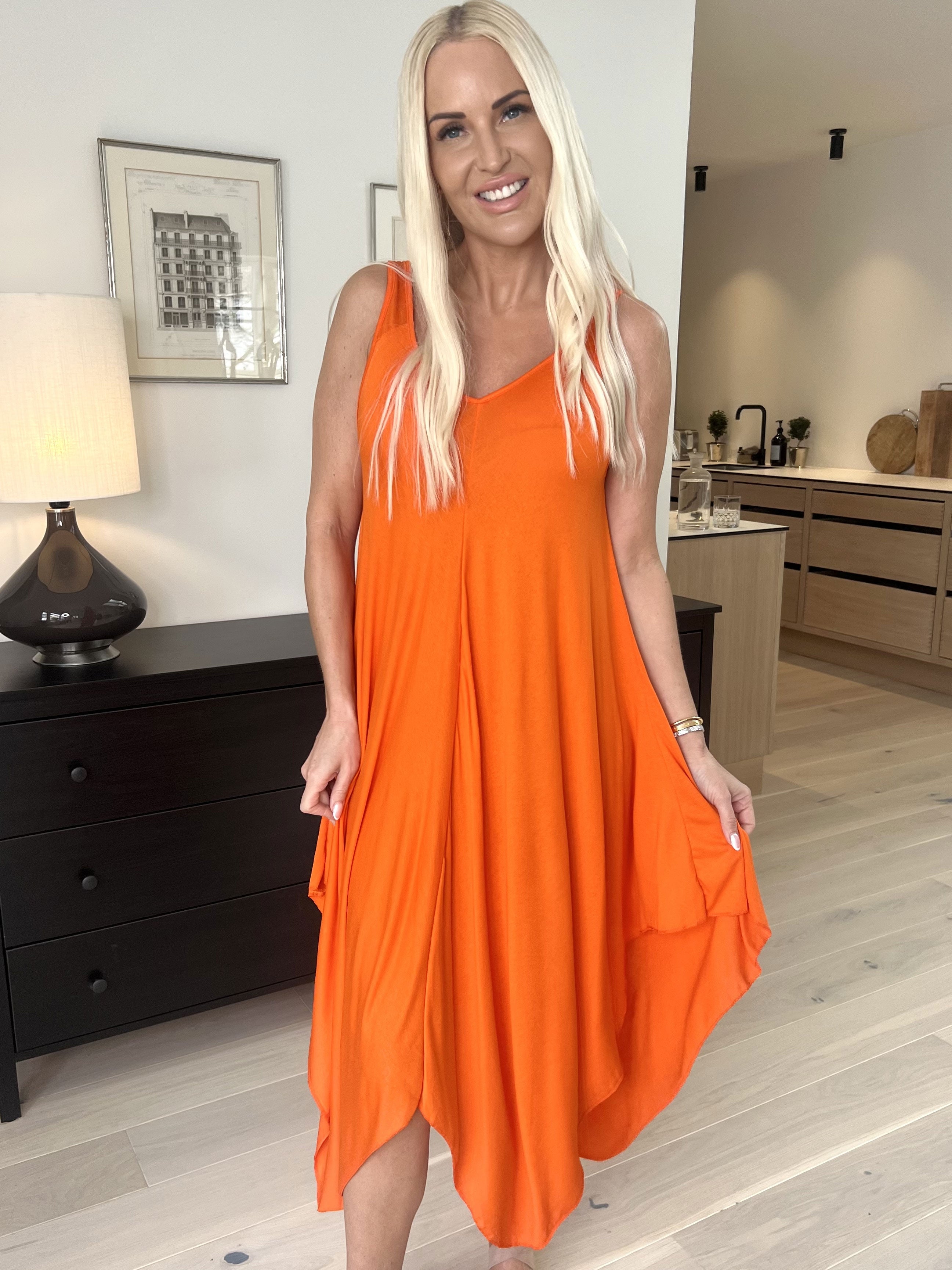 Veronica - Enfärgad sommarklänning med breda axelband